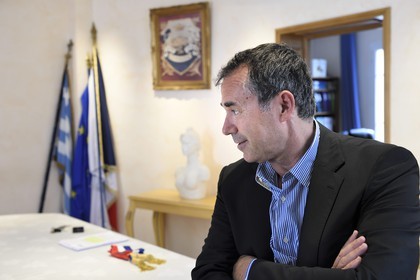 France, Corse-du-Sud (2A), Cargèse, mairie aussi appelée Casa Cumuna, le maire François Garidacci