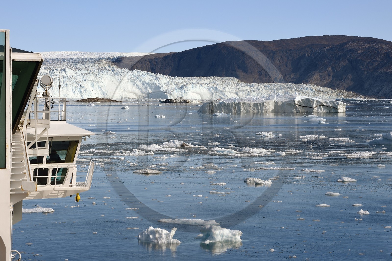 Groenland, cote ouest, baie de Disko, le bateau de croisière MS Fram de la compagnie Hurtigruten progresse entre les icebergs de la baie de Quervain vers le glacier Eqip Sermia (glacier Eqi)