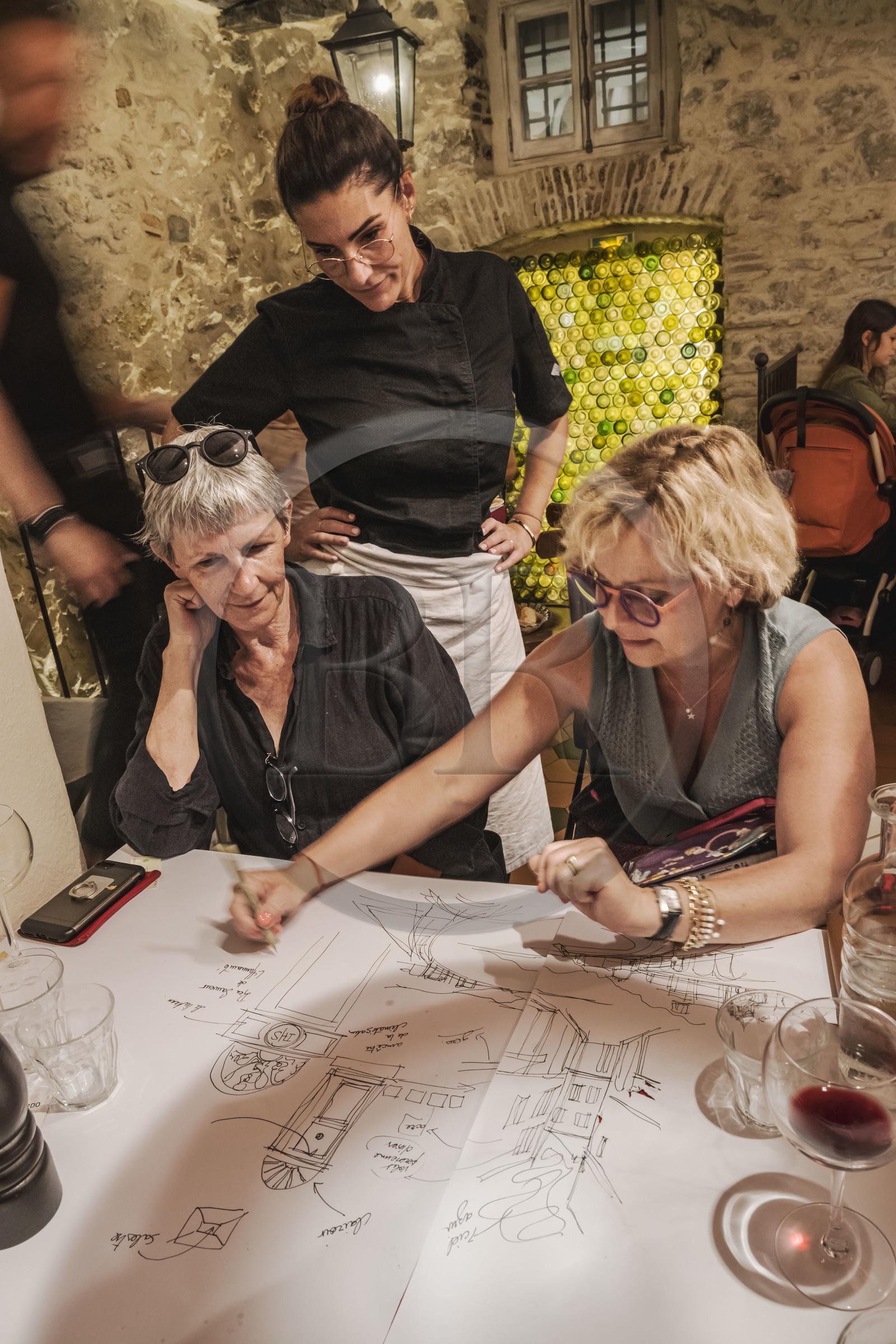 France, Alpes-Maritimes (06), Nice, vieille ville, Restaurant Acchiardo dans la Rue Droite, la dessinatrice, illustratrice et auteur de livre Sylvie T en compagnie de Virginie Acchiardo