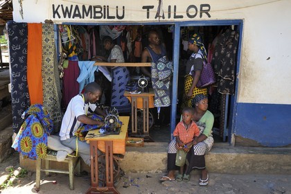 Tanzanie, région de Morogoro, les Monts Uluguru, village de Matombo, boutique du couturier