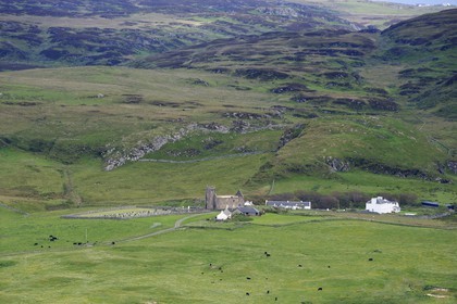 Royaume-Uni, Ecosse, Hébrides intérieures, Ile de Islay, ancienne église et cimetière de Kilchoman sur Rinns of Islay (vue aérienne)