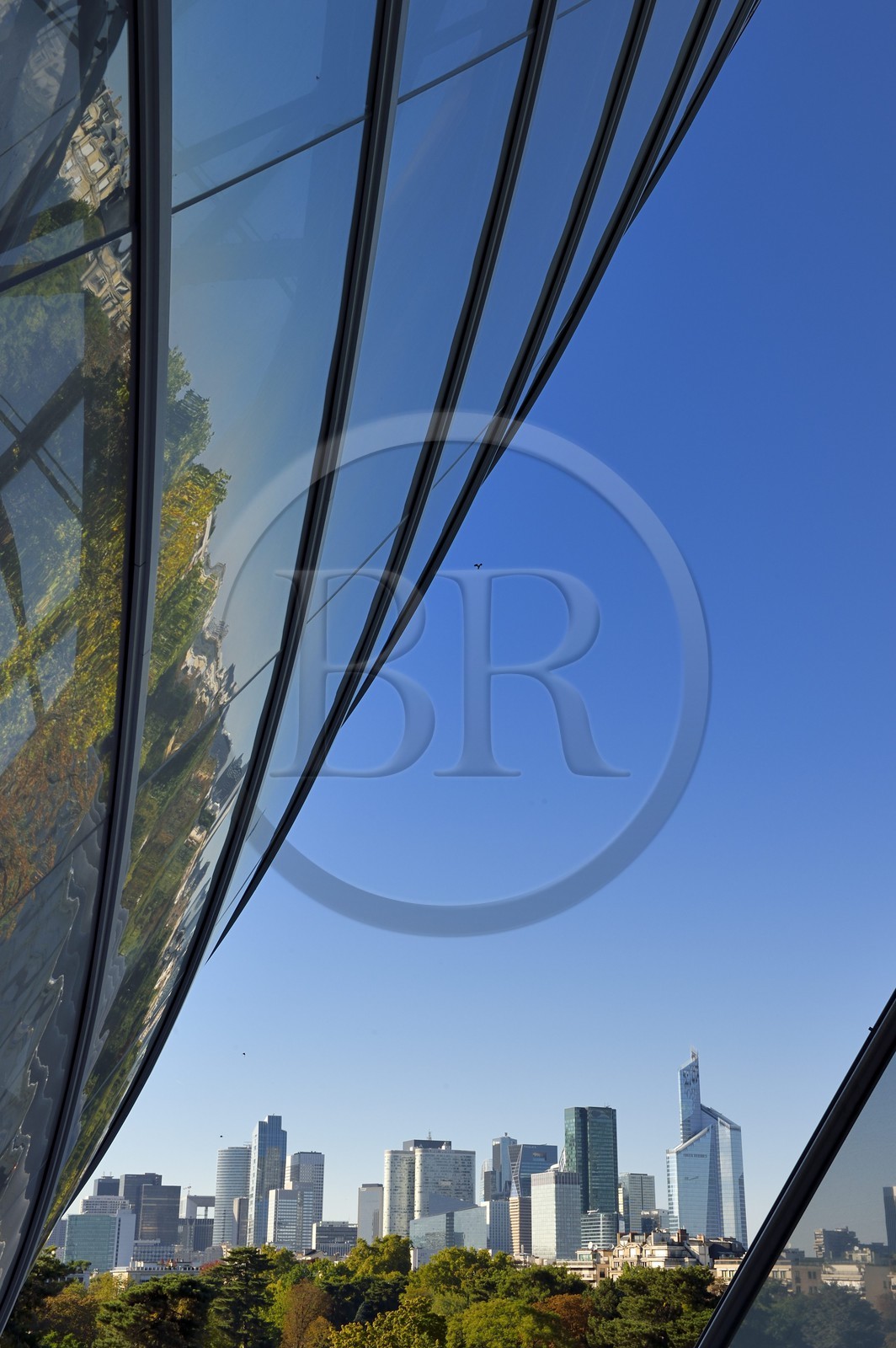 France, Paris (75), la Fondation Louis Vuitton de l'architecte Frank Gehry et le quartier de La Défense en arrière plan