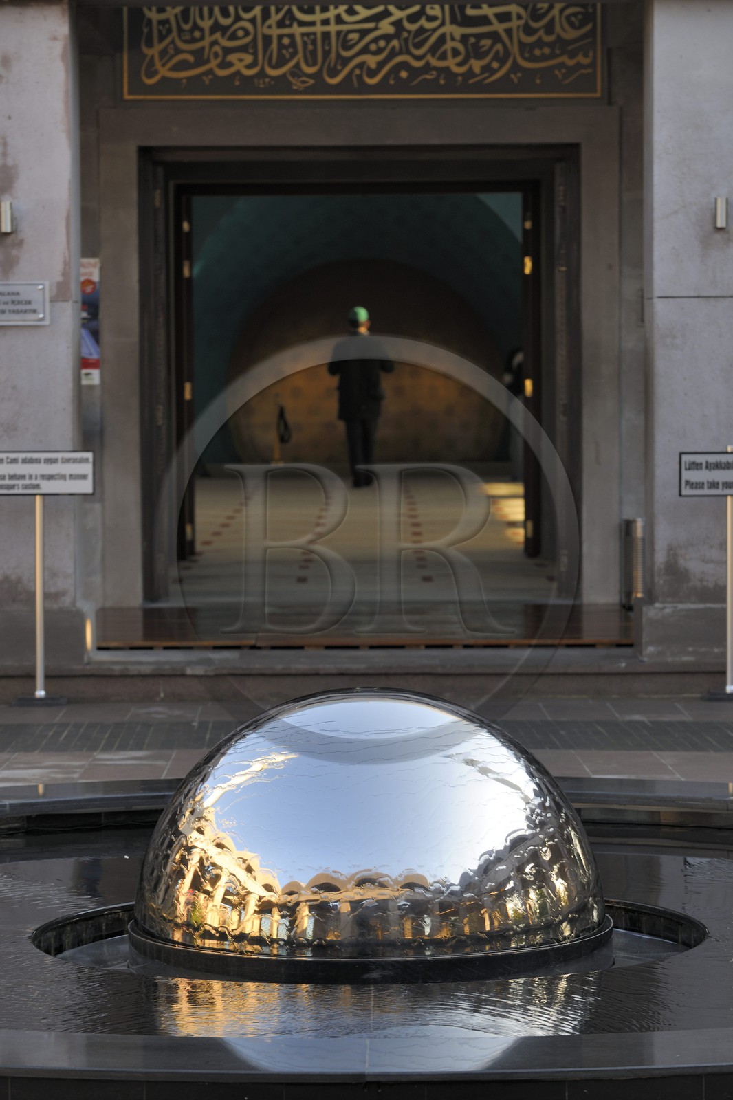 Turquie, Istanbul, quartier Usküdar sur la rive asiatique, mosquée Şakirin de l'architecte d’avant-garde, Zeynep Fadillioglu qui est la première femme à avoir été désignée pour concevoir une mosquée; la fontaine revêt la forme d’une sphère où la cour se reflète à l’infini