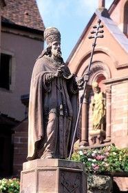 France, Haut-Rhin (68), Eguisheim, labellisé Les Plus Beaux Villages de France, la statue du Pape Leon IX et la chapelle sur la place principale