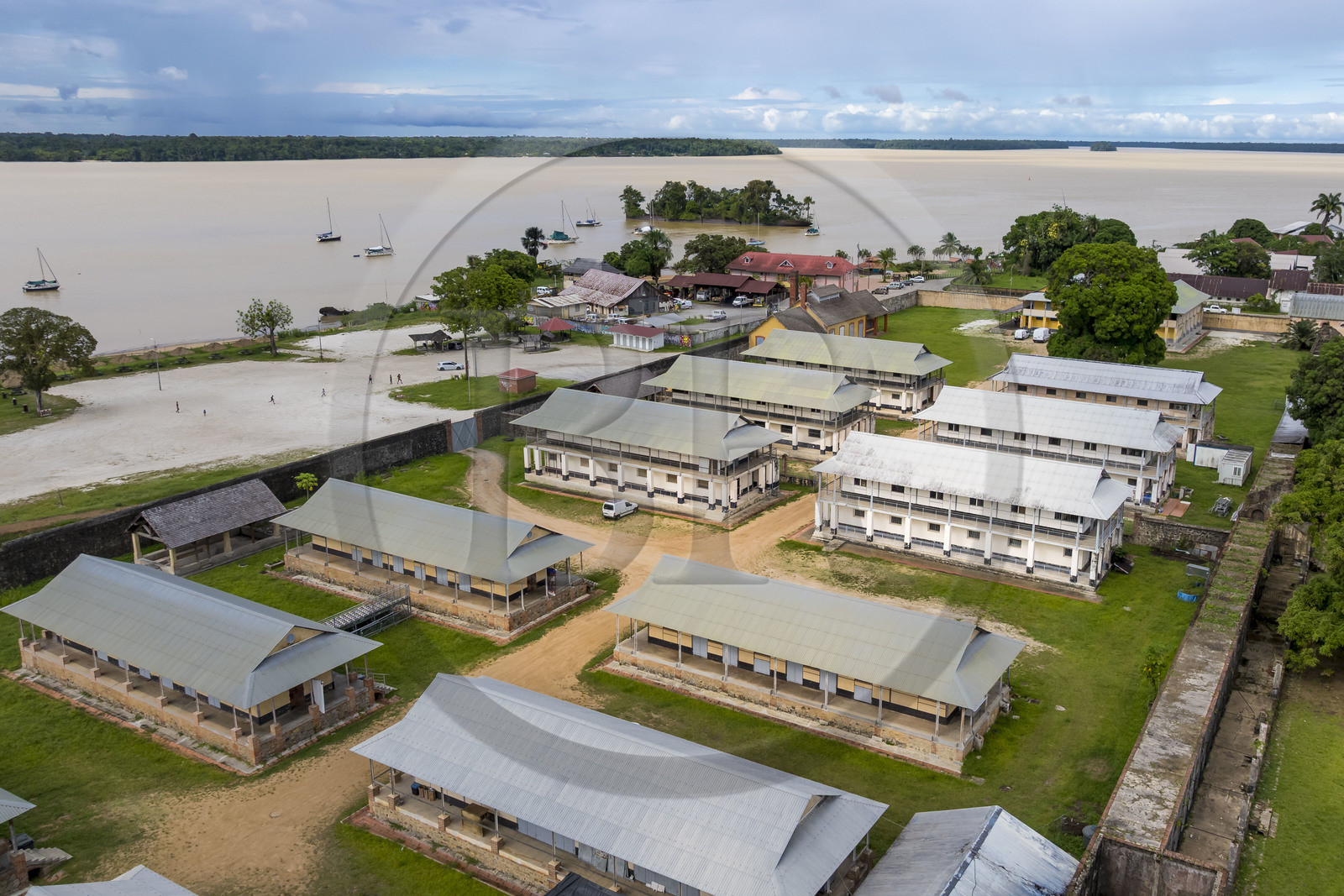 France, Guyane, Saint-Laurent-du-Maroni, bagne ou Camp de la Transportation, en bordure du fleuve Maroni (vue aérienne)