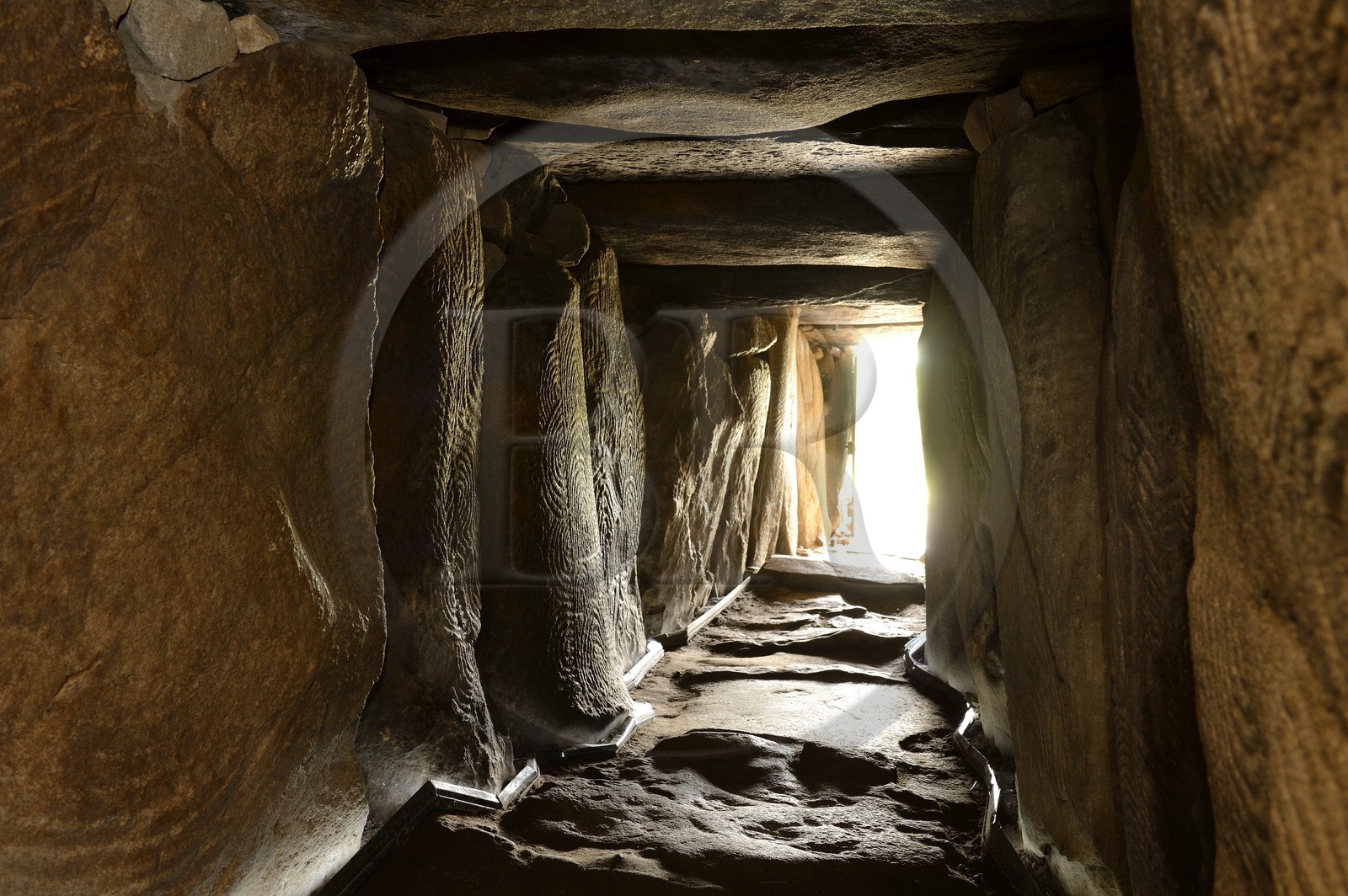 France, Morbihan (56), Golfe du Morbihan, galerie couverte entièrement gravée du Cairn de Gavrinis 3500 avant JC