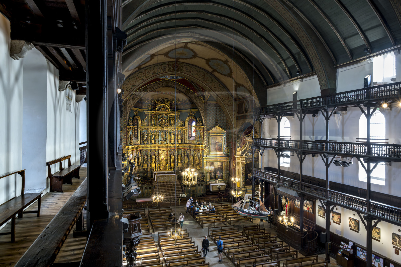 France, Pyrénées-Atlantiques (64), Pays-Basque, Saint-Jean-de-Luz, l'église Saint-Jean-Baptiste, retable du XVIIème siècle en bois doré et les galeries en bois de la nef France, Pyrénées-Atlantiques (64), Pays-Basque, Saint-Jean-de-Luz, l'église Saint-Jean-Baptiste, retable du XVIIème siècle en bois doré et les galeries en bois de la nef