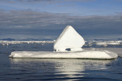 Groenland, cote Nord-Ouest, Smith sound au nord de la baie de Baffin vers Inglefield Land, bloc de glace de la banquise en train de fondre
