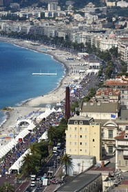 France, Alpes-Maritimes (06), Nice, la Promenade des Anglais sur le bord de mer et l'œuvre Neuf Lignes Obliques de l'artiste Bernar Venet