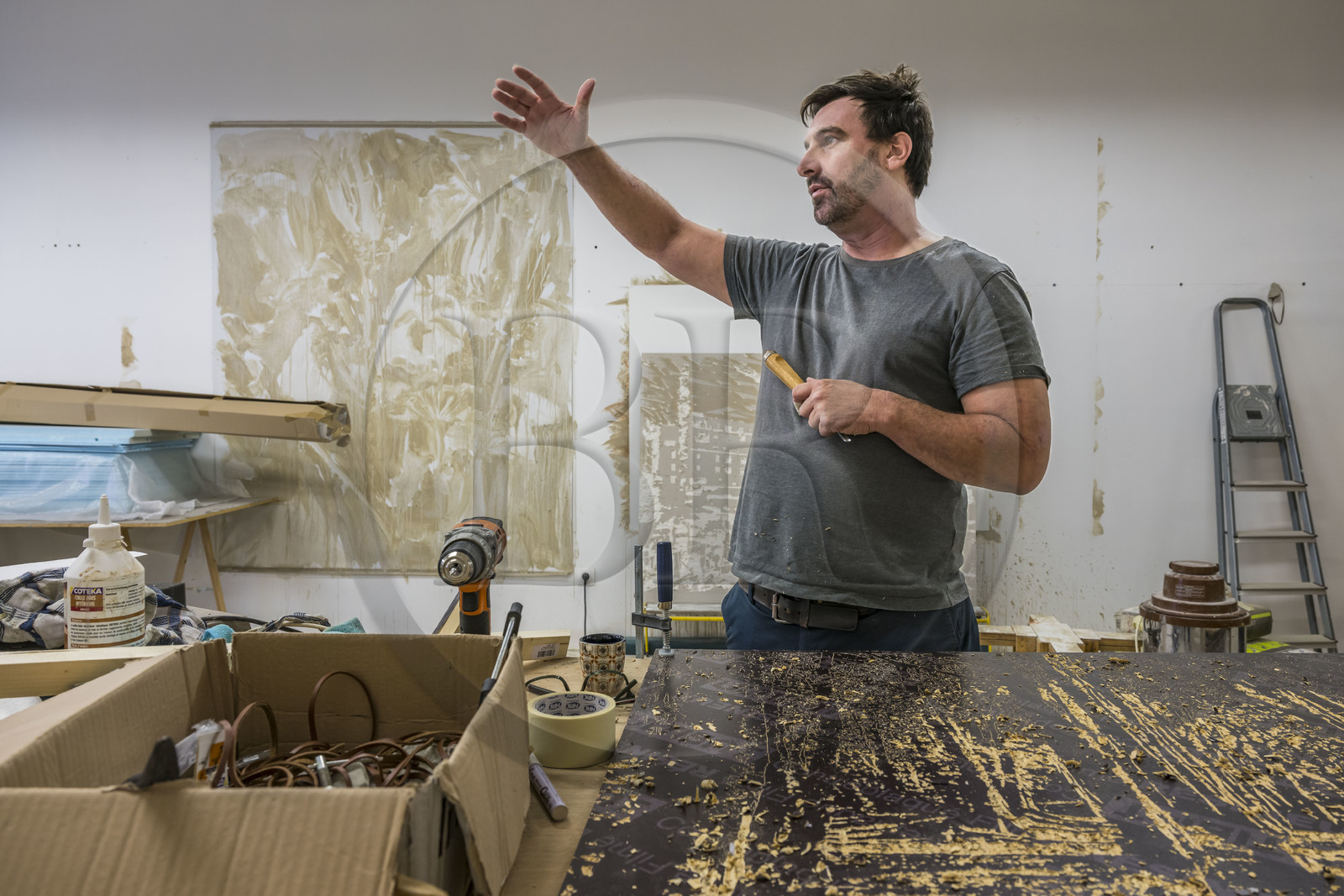 France, Hérault (34), Sète, l'artiste plasticien Jean Denant dans son atelier