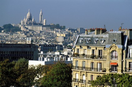 France, Paris (75), Montmartre et un immeuble haussmannien