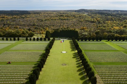 France, Meuse (55), Douaumont, bataille de Verdun, ossuaire de Douaumont, nécropole nationale, alignement de tombes de soldats