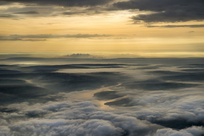 Rwanda, Province de l'Est, le Pays des mille collines dans les brumes du petit matin (vue aérienne)