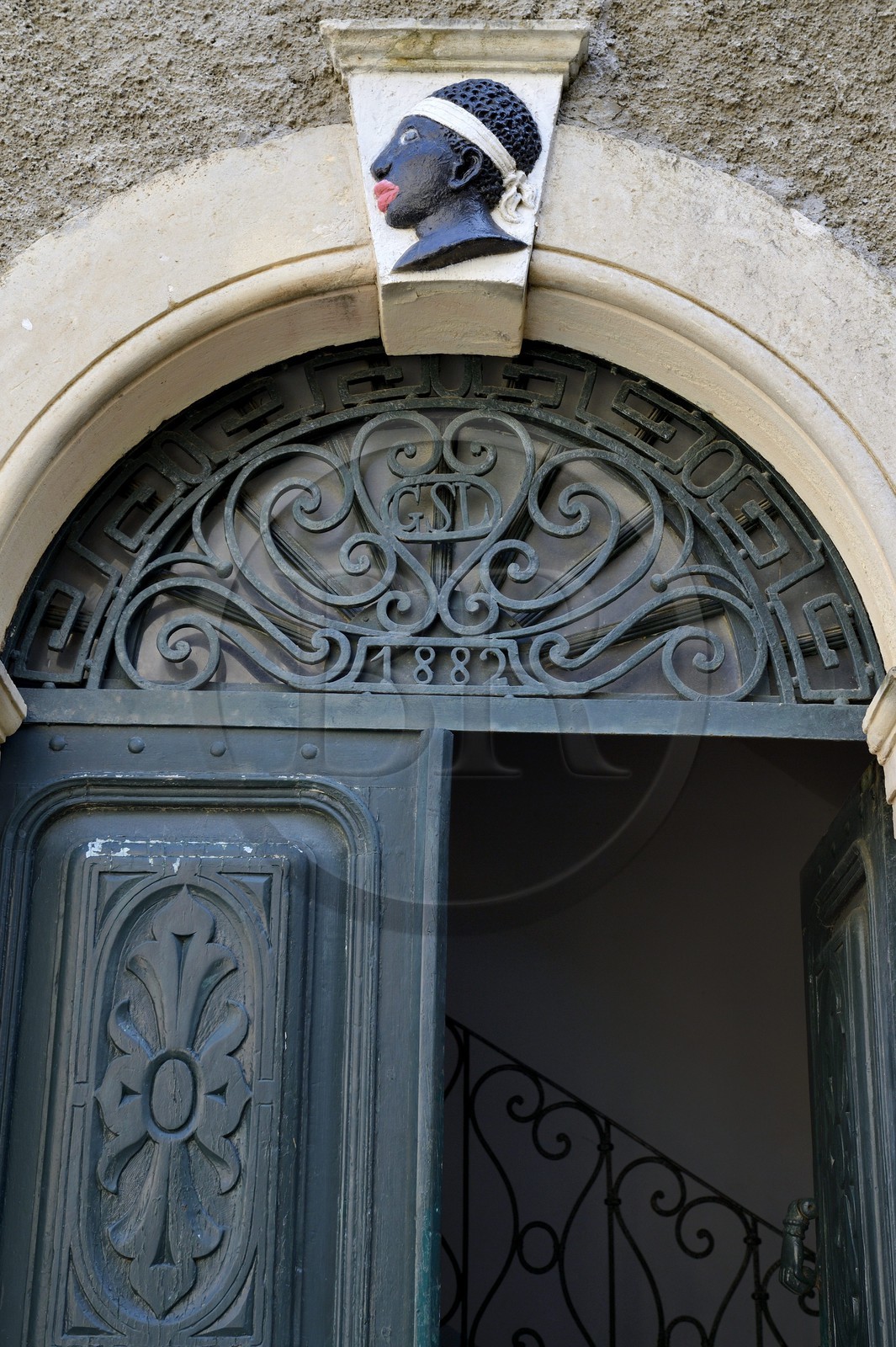 France, Haute-Corse (2B), région de la Casinca en Castagniccia, village de Loreto di Casinca, tête de Maure emblème de la Corse sur le fronton d'une entrée de maison