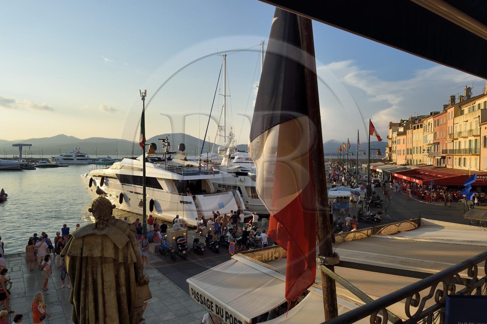 France, Var (83), Saint-Tropez, quai de Suffren, terrasse du bar de l'hôtel Sube qui domine le port France, Var (83), Saint-Tropez, quai de Suffren, terrasse du bar de l'hôtel Sube qui domine le port