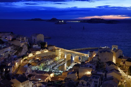 France, Bouches-du-Rhône (13), Marseille, quartier d'Endoume, le Vallon des Auffes, l'archipel du Frioul avec le Chateau d'If en arrière plan