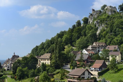 France, Haut-Rhin (68), Sundgau, Ferrette dominé par son chateau