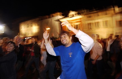 Pologne, Cracovie, danse dans la rue lors du festival international de musique juive du quartier juif de Kazimierz