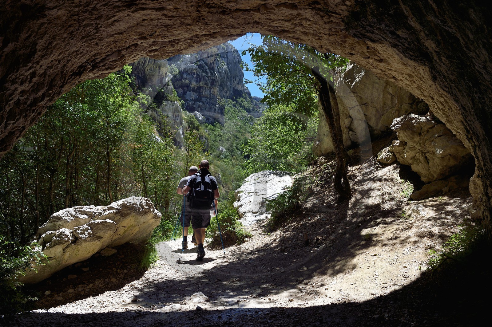 France, Alpes-de-Haute-Provence (04), Parc Naturel Régional du Verdon, Rougon, Grand Canyon du Verdon, le tunnel du Trescaire qu'emprunte le sentier Blanc-Martel sur le GR4 le long du couloir Samson France, Alpes-de-Haute-Provence (04), Parc Naturel Régional du Verdon, Rougon, Grand Canyon du Verdon, le tunnel du Trescaire qu'emprunte le sentier Blanc-Martel sur le GR4 le long du couloir Samson