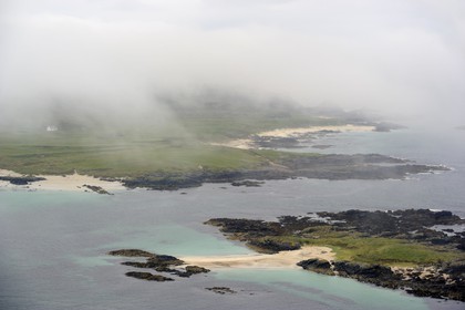 Royaume-Uni, Ecosse, Highland, Hébrides intérieures, Ile de Iona face à l'Ile de Mull, plages de sable blanc sur la côte Nord (vue aérienne)
