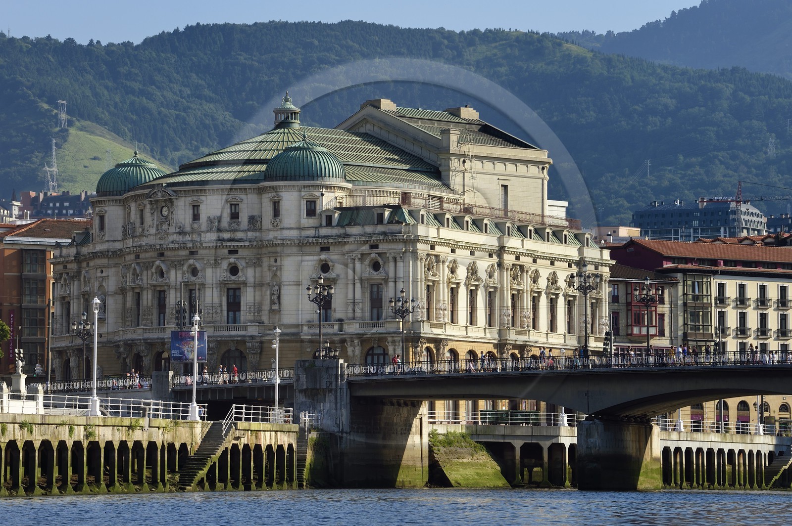 Espagne, Pays basque espagnol, Biscaye, Bilbao, le théatre Arriaga en bordure du Ria de Bilbao