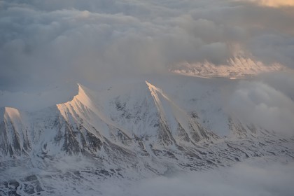 Norvège, Svalbard, Spitzberg, Longyearbyen, paysage glaciaire des montagnes de la région sud dans le parc national de Sør-Spitsbergen (vue aérienne)