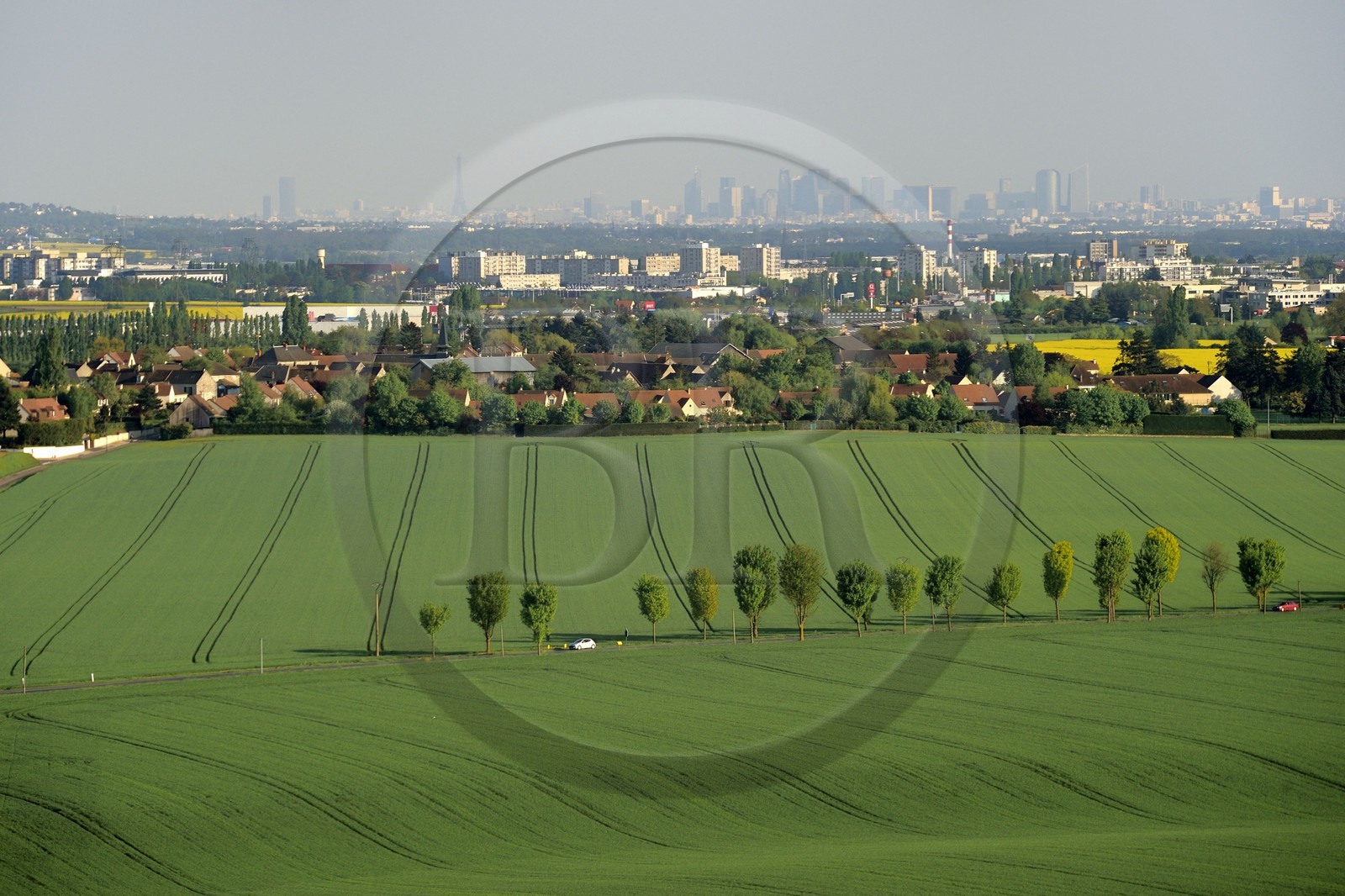 France, Val-d'Oise (95), champs avec Paris et la Défense en arrière plan (vue aérienne)