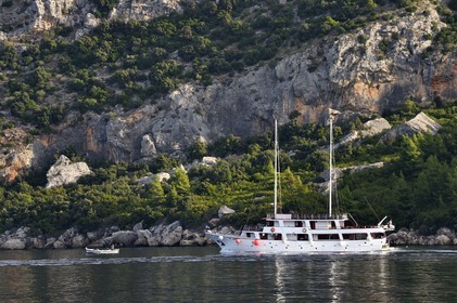 Croatie, Dalmatie, cote dalmate, bateau de croisière progressant dans le detroit entre la presqu'ile de Peljesac (en arrière plan) et l'Ile de Korcula