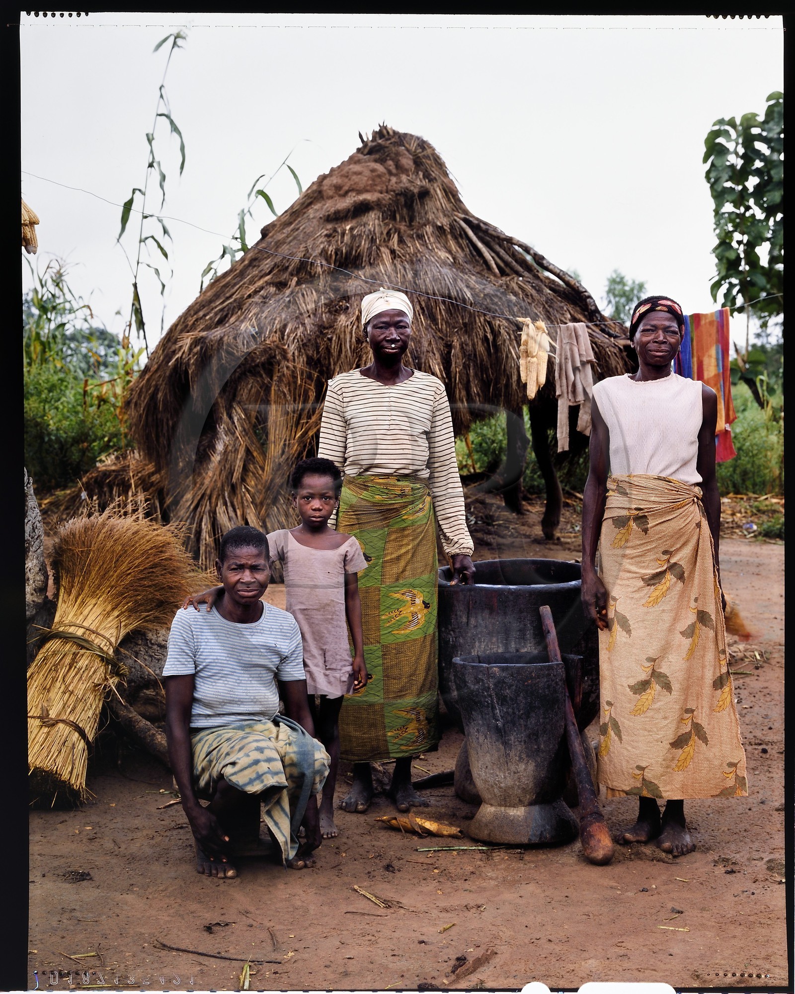 Burkina Faso, province de Poni, pays des Lobi, Loropéni, groupe de femmes dans la cour de la maison familiale préparant le mil et le beurre de karité Burkina Faso, province de Poni, pays des Lobi, Loropéni, groupe de femmes dans la cour de la maison familiale préparant le mil et le beurre de karité