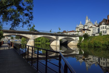 France, Dordogne (24), Périgord Blanc, Périgueux, la Cathédrale Saint-Front, étape sur le chemin de Saint-Jacques-de-Compostelle site classé Patrimoine Mondial de l'UNESCO, le pont des Barris et la Véloroute Voie verte qui longe la rivière L'Isle