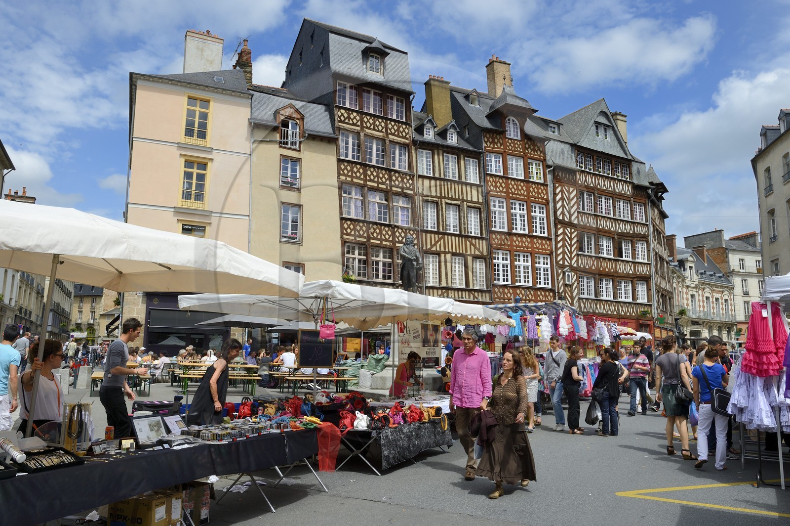 France, Ille-et-Vilaine (35), Rennes,  la place du Champ Jacquet est bordée de maisons à pans de bois du XVIIème siècle