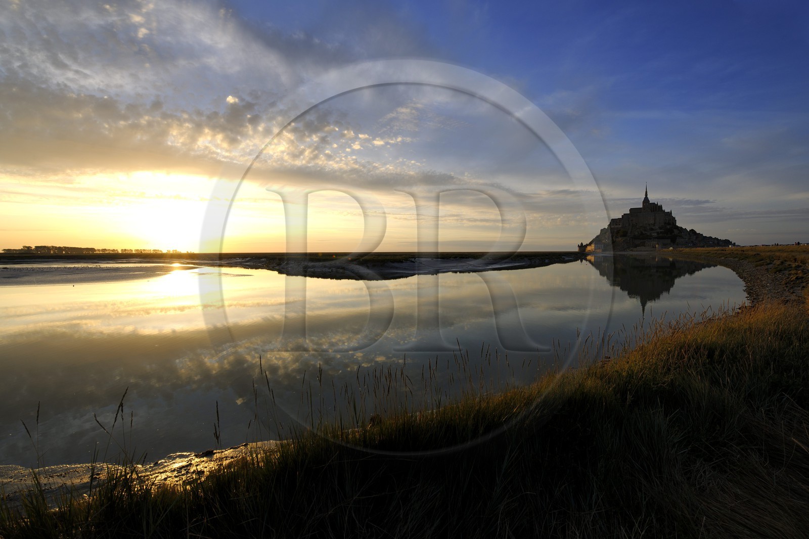 France, Manche (50), Mont-Saint-Michel, classé Patrimoine Mondial de l'UNESCO, et le Couesnon