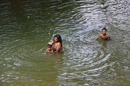 Sri Lanka, province du Centre-Nord, Diyabeduma, jeune maman lavant son fils dans la rivière amban ganga