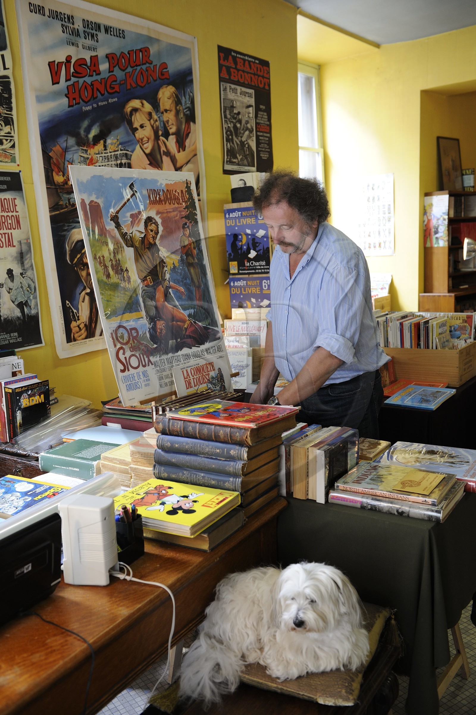 France, Nièvre (58), La Charité-sur-Loire, la ville du livre,  Jean-Yves dirige la librairie Destin (ex Nuit Blanche)