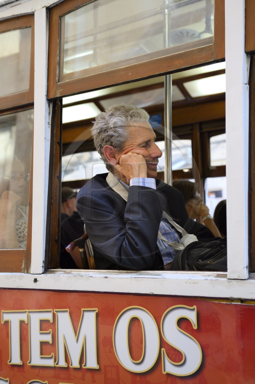 Portugal, Lisbonne, quartier de Baixa pombalin, passager endormi d'un tramway dans la rua da Conceicao