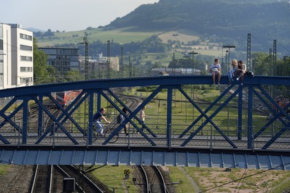 Germany, Baden-Wurttemberg, Freiburg im Breisgau, Central Station, the blue bridge (wiwili-bridge) above the railway track