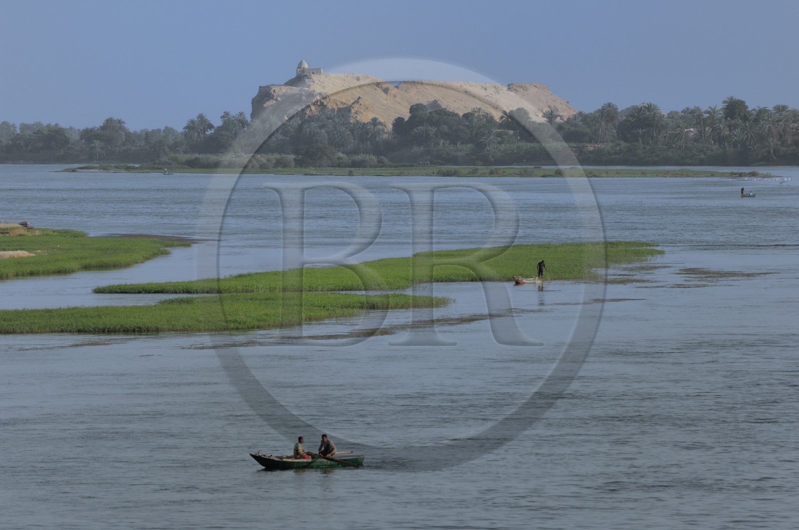 Egypte, Haute Egypte, vallée du Nil, barque de pêcheur sur le Nil entre Louxor et Esna
