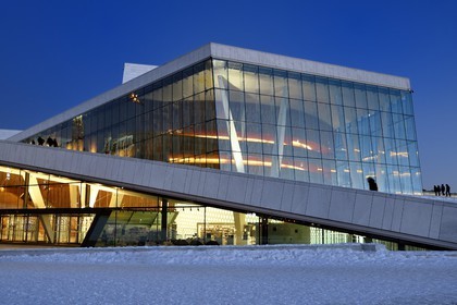 Norvège, Oslo, quartier des docks de Bjorvika, l'Opéra sous la neige concu par le cabinet d'architecture Snohetta dont notamment Tarald Lundevall
