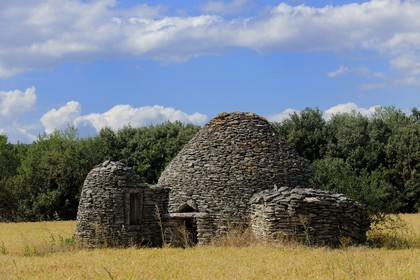 France, Gard, region of the Pays d'Uzege, Saint-Quentin-la-Poterie, place called The Bank, capitelle or hut hat typical of the dry stone architecture in the region of Uzège