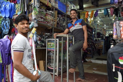 Sri Lanka, province de l'Est, Trincomalee, commercants dans la rue principale