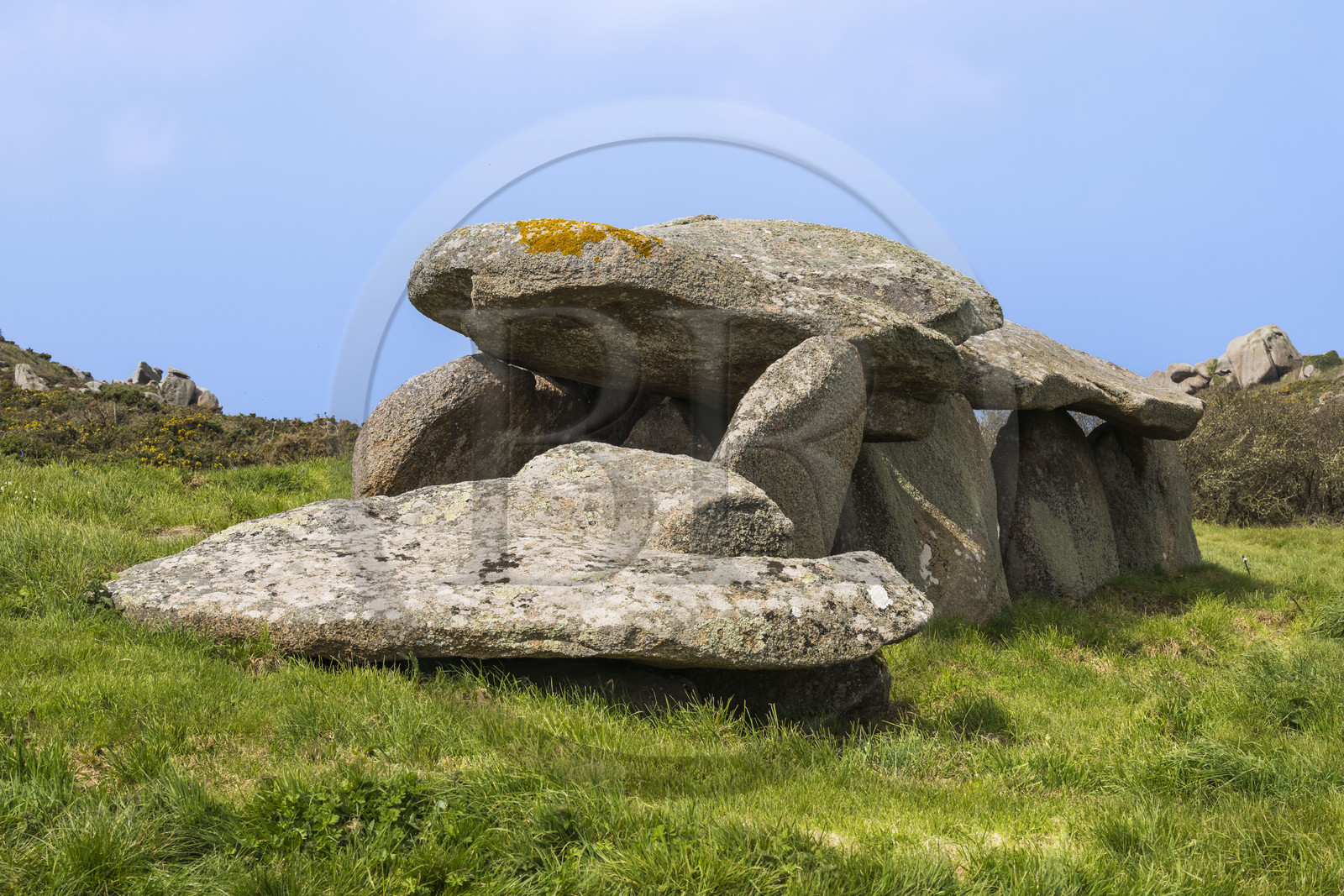 France, Côtes-d'Armor (22), Côte de Granit Rose, Trébeurden, Ile Millau, allée couverte du néolithique qui aurait servi de monument funéraire