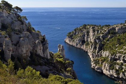 France, Bouches-du-Rhône (13), Marseille, Parc national des Calanques, Calanque d'En-Vauet au centre le rocher appelé le Doigt de Dieu (demande d'autorisation nécessaire avant publication)