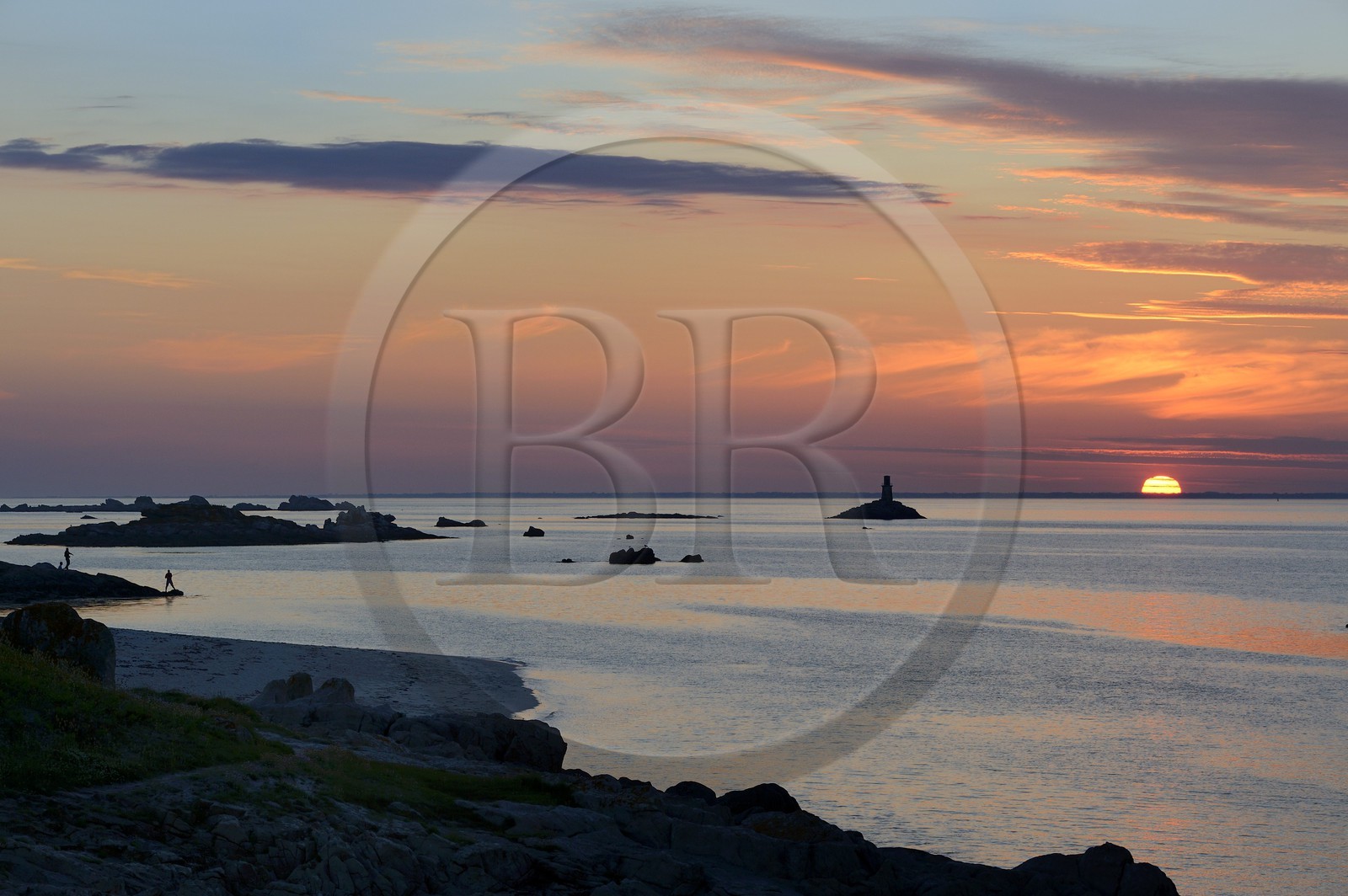 France, Finistère (29), La Foret Fouesnant, archipel des Glénan, Ile Saint-Nicolas, coucher de soleil sur la côte ouest et l'ancien phare du Huic aujourd'hui abandonné France, Finistère (29), La Foret Fouesnant, archipel des Glénan, Ile Saint-Nicolas, coucher de soleil sur la côte ouest et l'ancien phare du Huic aujourd'hui abandonné