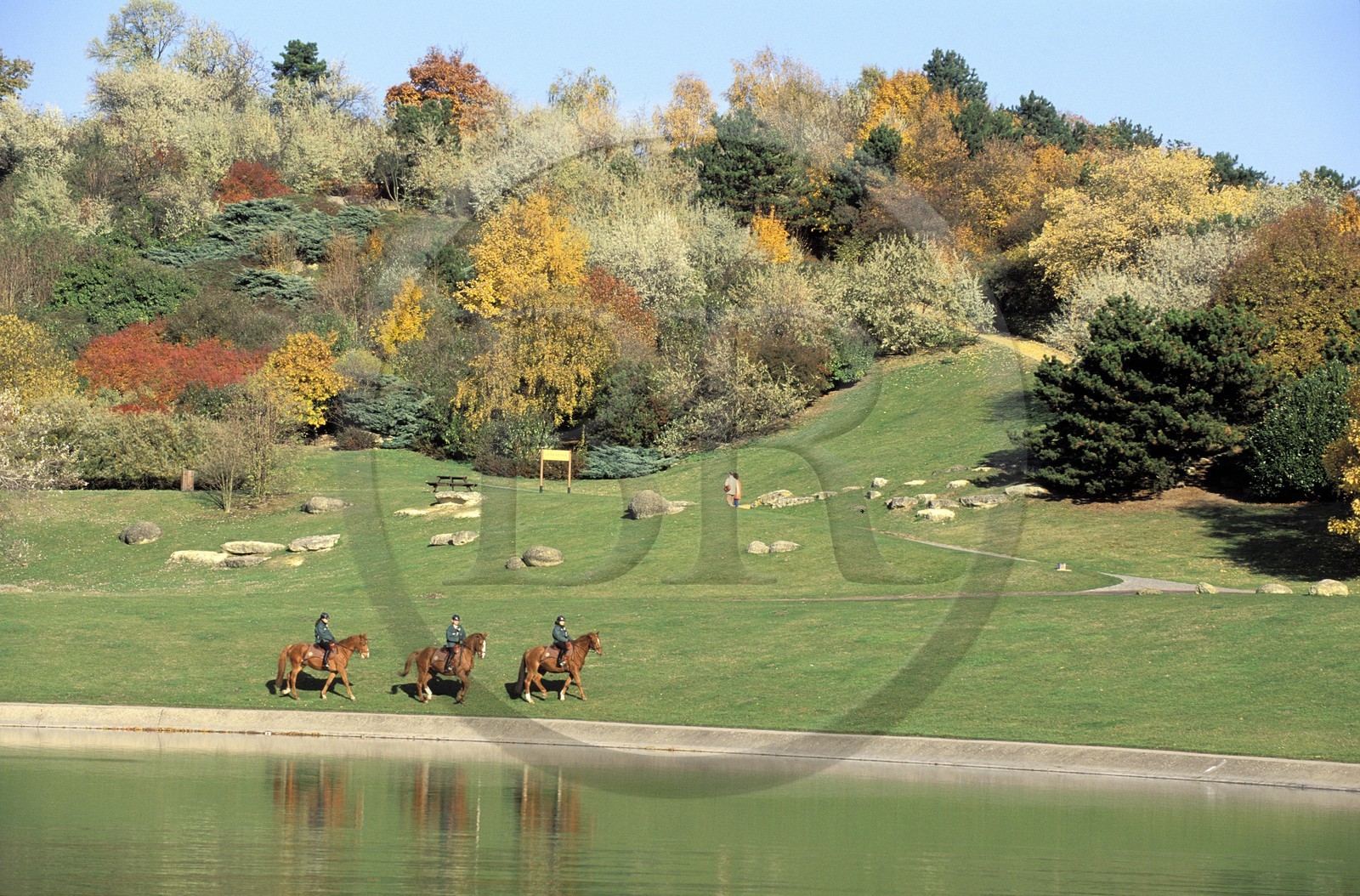 France, Seine-Saint-Denis (93), parc de la Courneuve, le grand lac, patrouille de la brigade équestre
