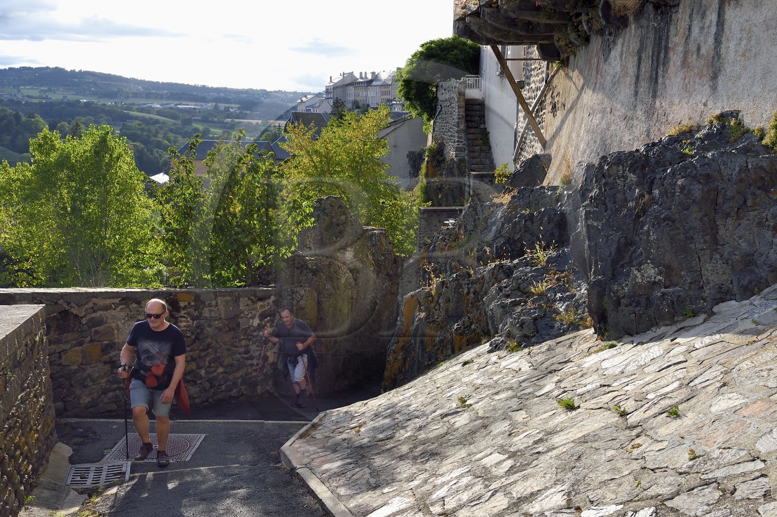 France, Cantal (15), Saint-Flour, accès à la ville haute par la Main de Saint-Flour, légende du passage entre les roches de Florus