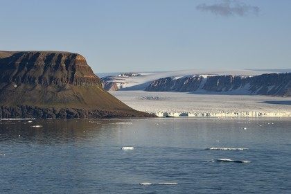 Groenland, cote Nord-Ouest, Smith sound au nord de la baie de Baffin, Inglefield Land, glacier au sud du Foulke fjord et la calotte glaciaire en arrière plan