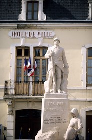 France, Saône-et-Loire (71), village de Cuisery, monument aux morts et Hôtel de ville