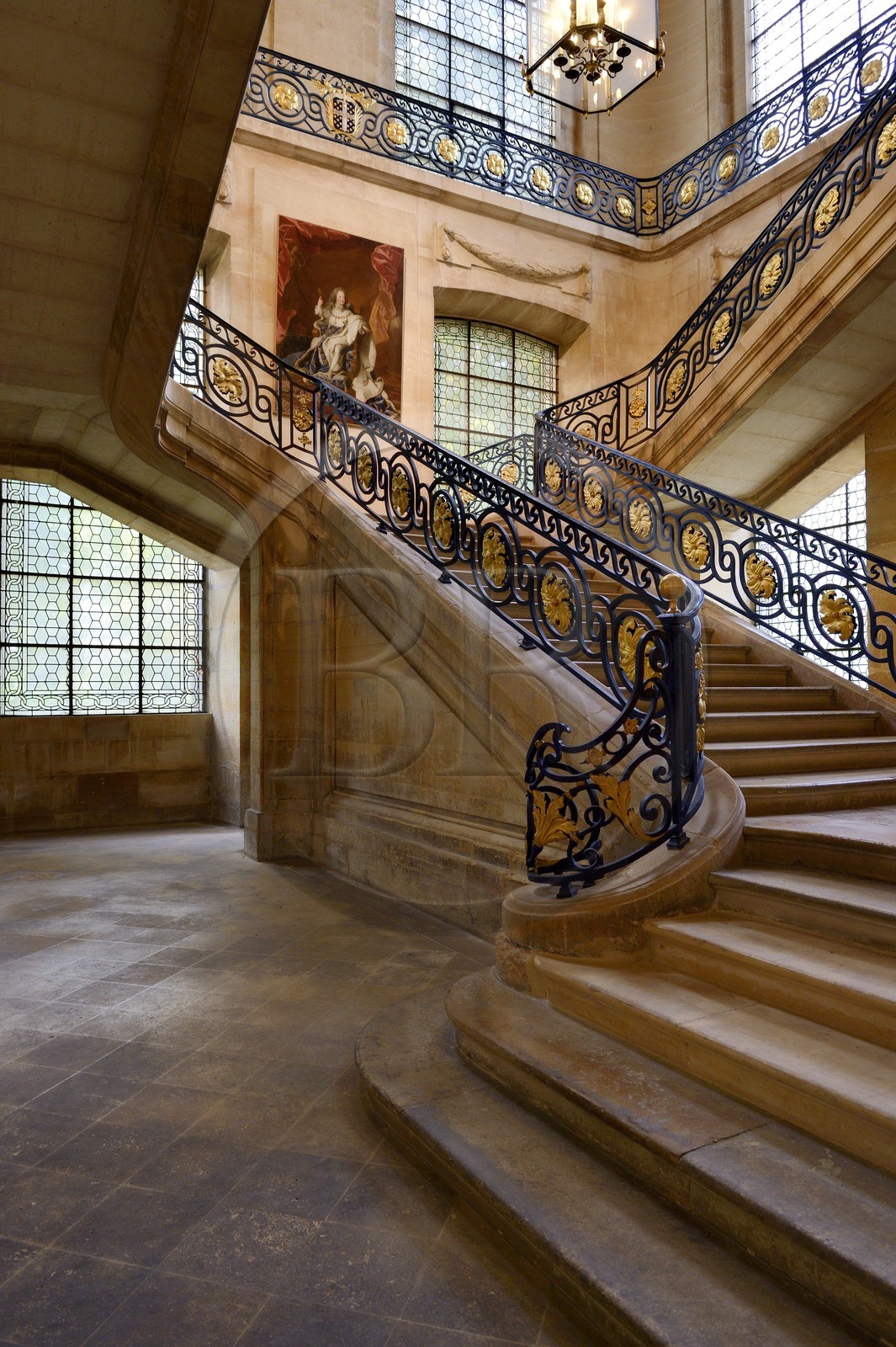 France, Marne (51), Reims, musée Saint-Remi dans l'ancienne abbaye royale Saint-Remi, le grand escalier d'honneur avec le tableau officiel du couronnement de Louis XV
