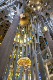 Espagne, Catalogne, Barcelone, quartier de l'Eixample, basilique de la Sagrada Familia de l'architecte du modernisme catalan Antoni Gaudi classée Patrimoine Mondial de l'UNESCO, le chœur, le ciborium et la coupole