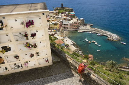 Italie, Ligurie, Cinque Terre, parc national des Cinque Terre classé Patrimoine Mondial de l'UNESCO, cimetière marin du village de Vernazza en contrebas
